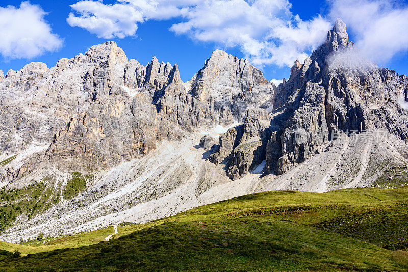 意大利Dolomites的Passo Rolle夏季景观